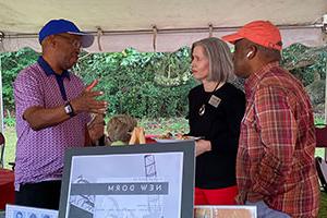 President Baxter speaks with alumni at Homecoming